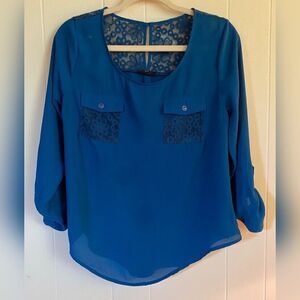 Mine Blouse Women’s Medium Turquoise Blue Lace Back Collar Asymmetrical Casual